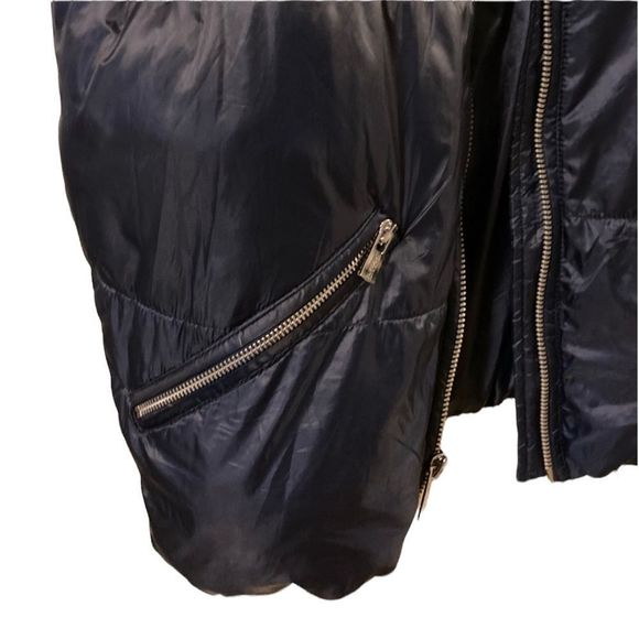 Buffalo size medium puffer vest / navy - perfect condition - Picture 2 of 8